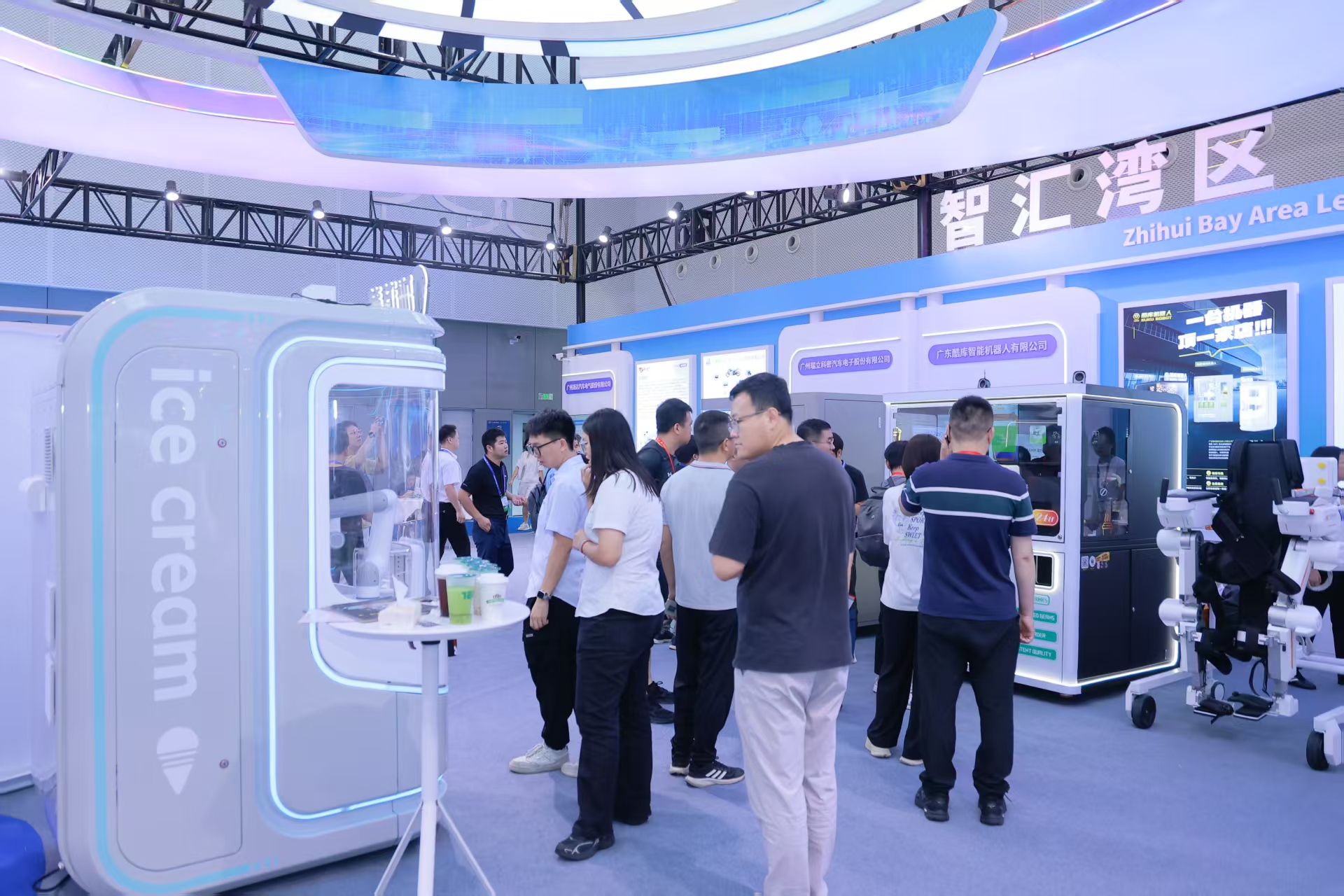 主題展區(qū)：觀展嘉賓等待廣州酷庫智能機器人有限公司冰淇淋機器人現(xiàn)場制作的冰淇淋.png