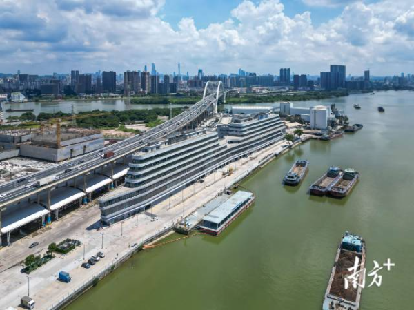 黃沙水產(chǎn)中心坐落于荔灣東沙街沙洛龍灣街188號，遠(yuǎn)看像一艘?？吭诖a頭的 “水產(chǎn)航母”。