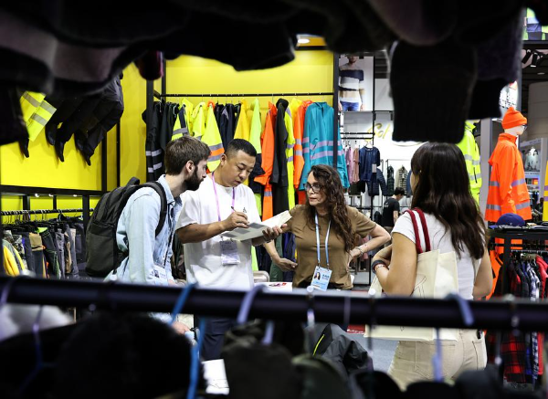 Canton Fair sees intensive arrival of import exhibits