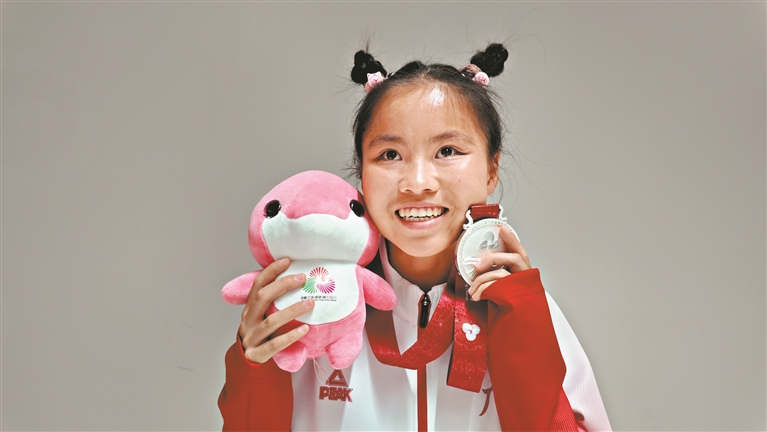 殘?zhí)貖W會田徑比賽 領(lǐng)跑員和隊(duì)員攜手沖線