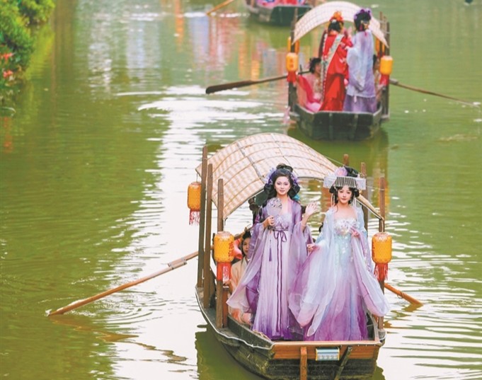 體驗水上舞臺、船宴、雞公欖、香云紗……在南沙東涌邂逅“水上花神”