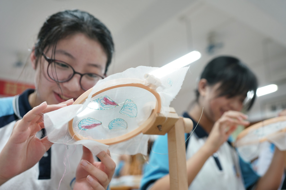 莫偉濃20220329廣繡非遺課程 繡進(jìn)校園 (1)