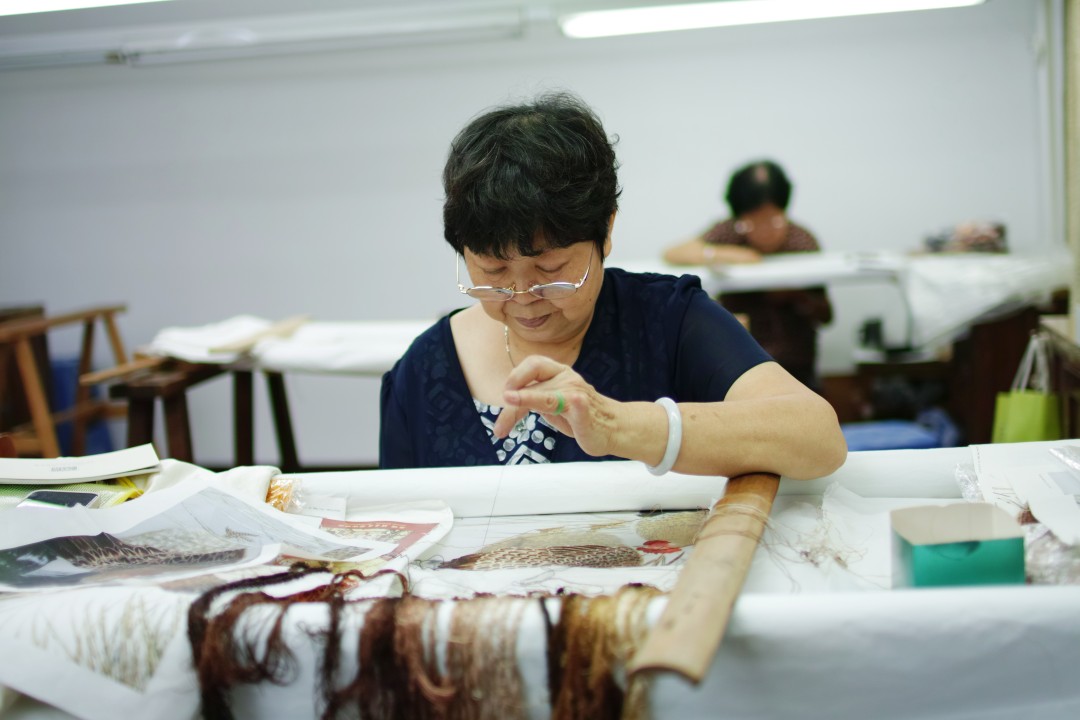 王維宣20220808伍潔儀 廣繡藝人運(yùn)用精湛的刺繡技藝 (3)