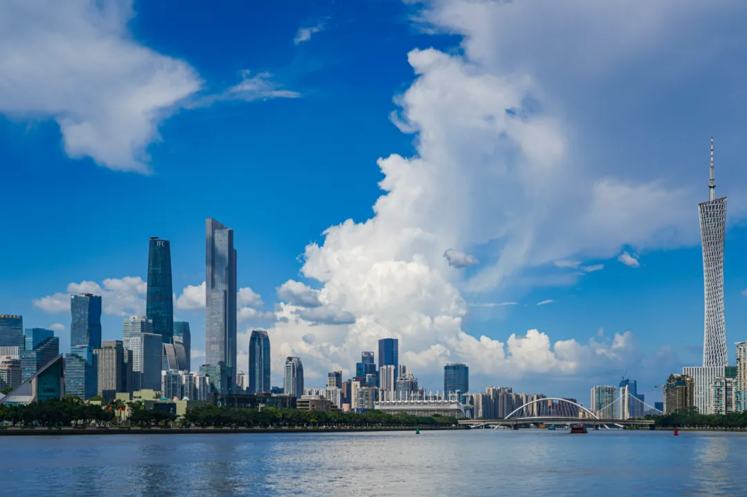 孫志洋參加市十六屆人大六次會(huì)議越秀和黃埔代表團(tuán)審議