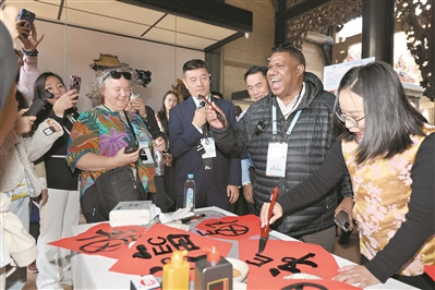 城市外文標識助APEC嘉賓“絲滑”讀懂廣州 嶺南文化IP以更加開放自信的姿態(tài)走向全球