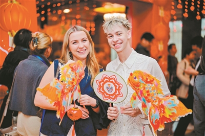 元宵節(jié)國際友人進(jìn)村看巡游吃盆菜