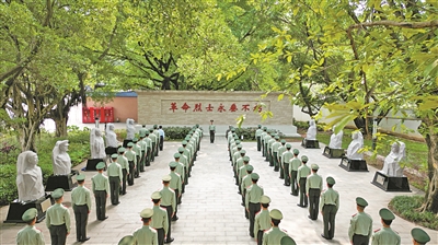 武警廣州支隊(duì)官兵分赴多地開展清明節(jié)緬懷英烈活動(dòng)