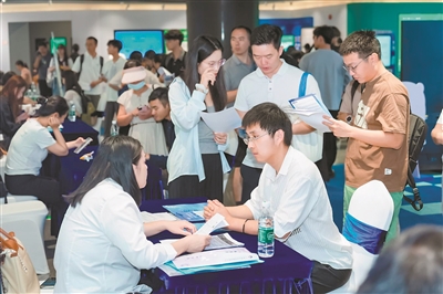 新興產(chǎn)業(yè)賽道跑出引才“加速度” 67家單位現(xiàn)場引才 提供2495個崗位