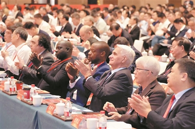 AI+新材料超級(jí)賽道迎“院士天團(tuán)”