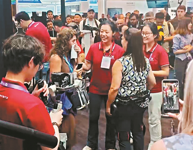 廣交會上科技暖人心：借助國產外骨骼設備 外籍殘障女子邁出“感人”一步